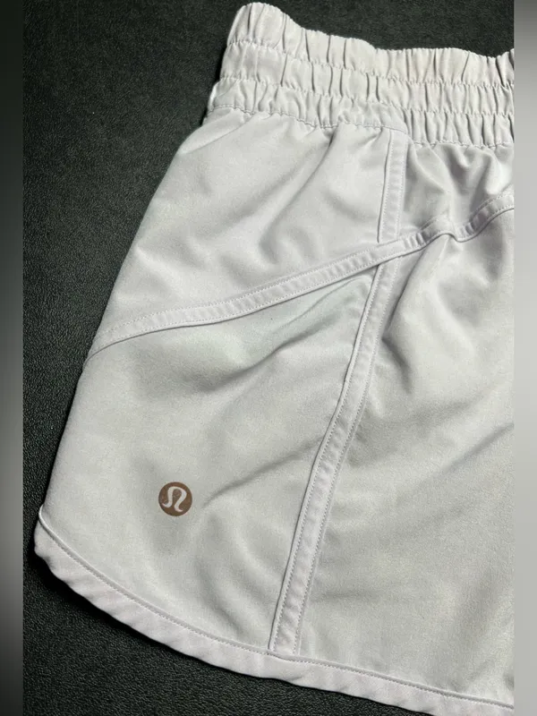 Lululemon Hotty Hot Women's Size 6 Low Rise 2.5" Light Grey Running Shorts - Image 4