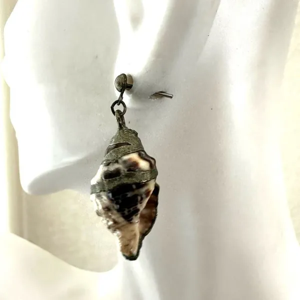 Silver tone shell drop earrings - Image 7