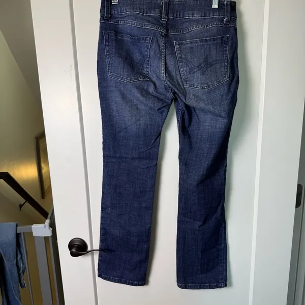 Wrangler Women's Essential Straight Stretch Mid-Rise Slim Fit Straight Leg Jean‎ - Image 4