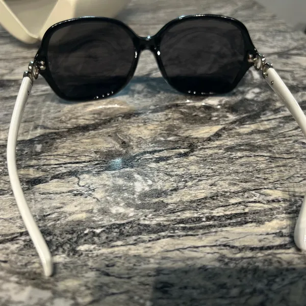 Elegant Black Sunglasses - Image 5