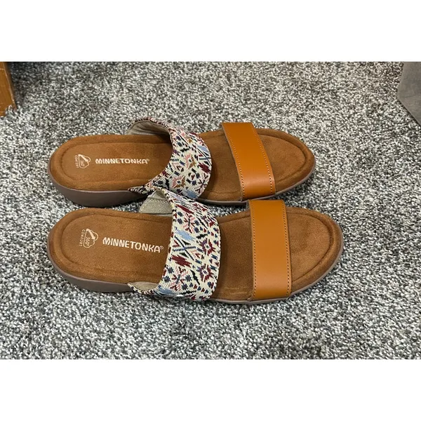 Minnetonka Sabina Slide Sandals Cream Needlepoint Fabric Leather Women's Size 8M - Image 2