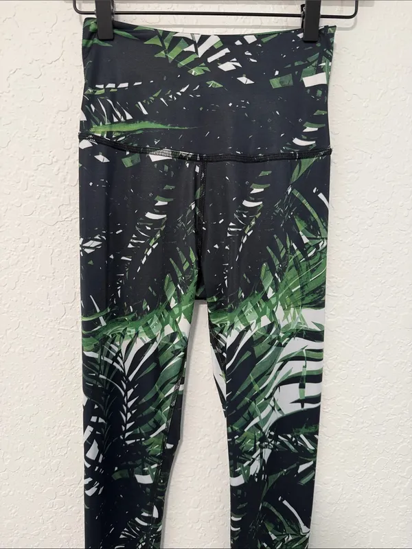 BEYOND YOGA Tropical Leaf-Print High-Waist Leggings Size Small - Image 7
