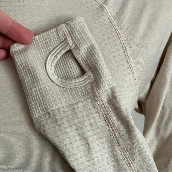 Gymshark • Cream Cropped Long Sleeve Workout Top - Image 4