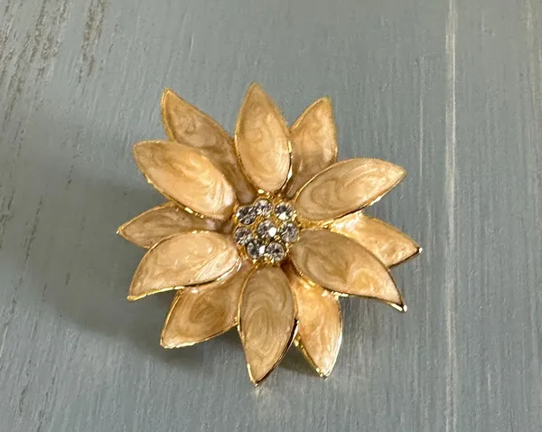 Flower Power Vintage Brooch Gold Tone W Beige Enamels Sparkly Rhinestones - Image 5