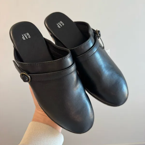 NWT‎ Gap Black Faux Leather Clogs Size 6 - Image 3