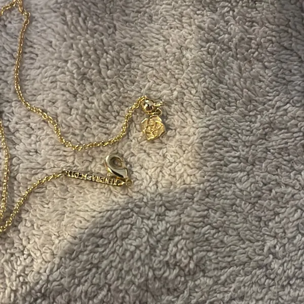 Elegant Gold Necklace with Cream Pendant - Image 2