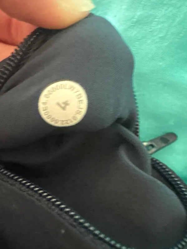 Lululemon Scuba midsize, black sweatpants size 4 - Image 4