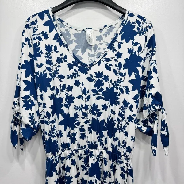 Navy and White Floral Knit V Neck Short Sleeve Dress by Acting Pro Size 1X - Image 2