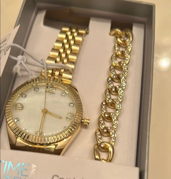 Time and Tru Gold Watch and Bracelet Set Elegant Accessories - Image 12