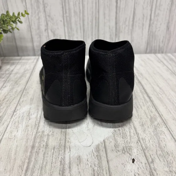 Womens Size 6 Oofos OOMG Sport High EUC - Image 4