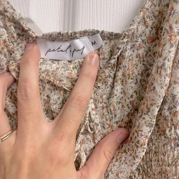 Petal and Pup Neutral Beige Floral Smocked Y2K Boho Crop Top Size Medium - Image 4