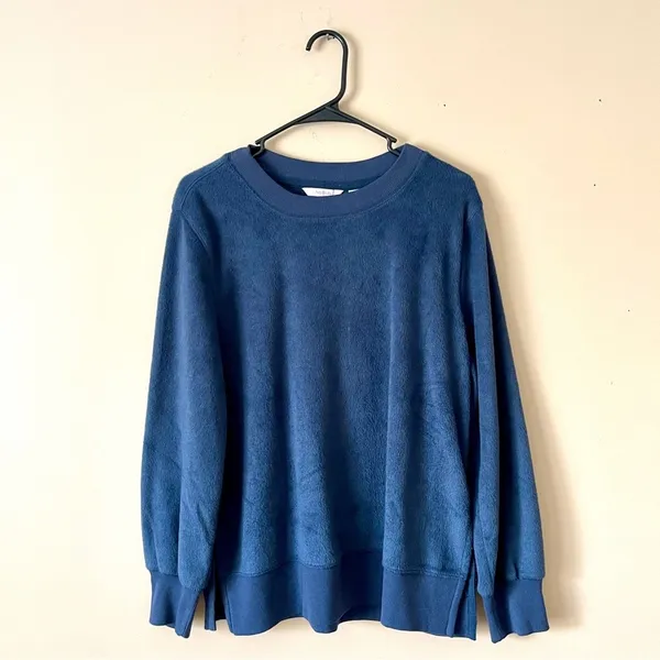 ANYBODY | Navy Blue Faux Fur Oversized Sweatshirt Sz S - Image 2