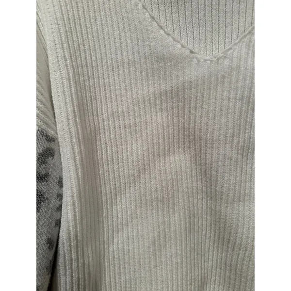 Shein White V-Neck sweater w cheetah print sleeves sz XL - Image 5