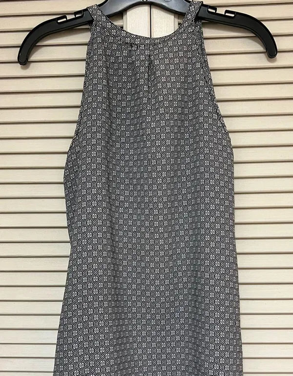 Old Navy Black and White Ikat Pattern Sleeveless Blouse - Size Medium - EUC - Image 2