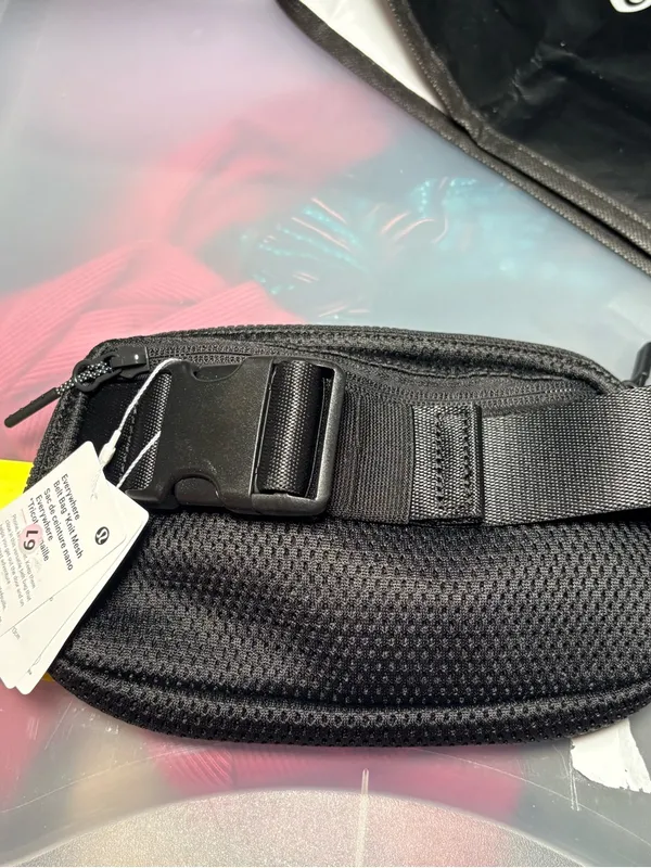 Lululemon Everywhere Belt Bag 1L in the Knit Mesh. NWT Black Sold Out Style - Image 2