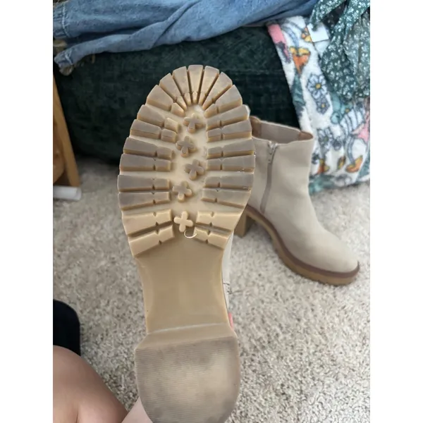 DV Dolce Vita Juliet Chelsea Boots Cream Beige Lug Sole Ankle Booties Size 9.5 - Image 4