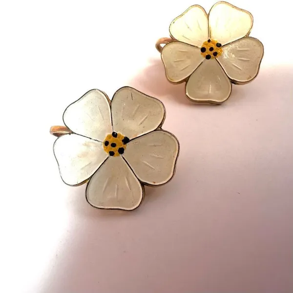 White flower vintage clip on earrings - Image 6