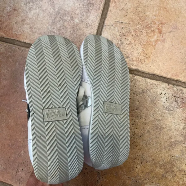 Volatile kicks sneaker with a silver detail size 7 White - Image 5