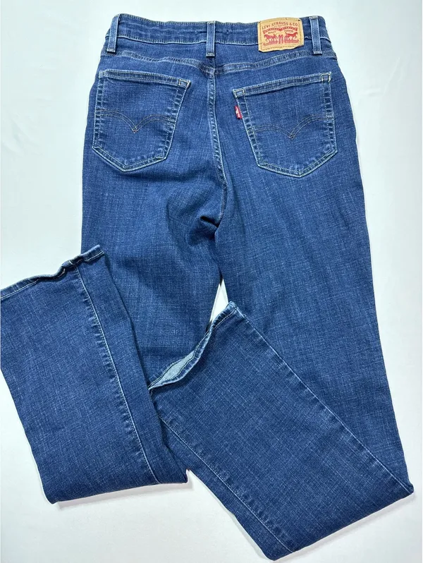 Levi's Classic Blue Denim Flare Jeans - Fit for a Retro Road - Image 9