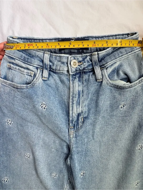 Hollister W25S Ultra High Rise Dad Jeans Floral Embroidered Light Wash - Image 6