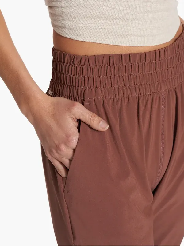 Vuori Women's Villa Jogger Pants in Hazelnut Size S - Image 5
