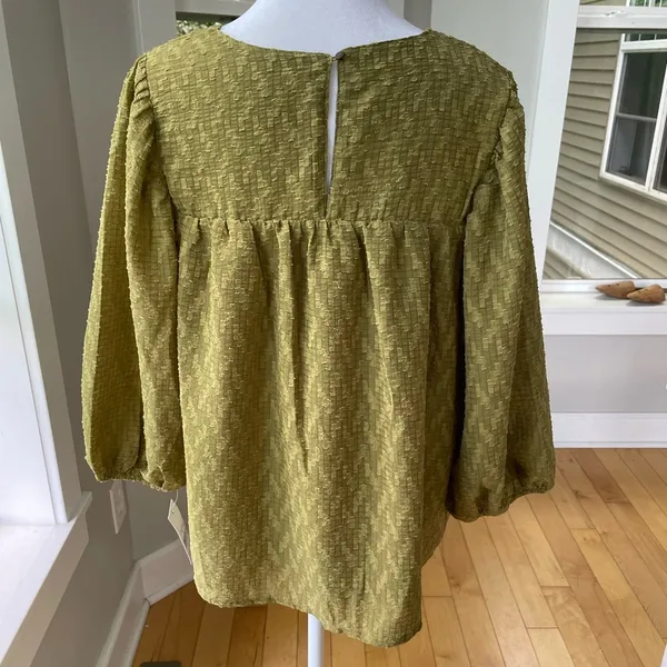 Ophelia Roe Olive Green Textured Flowy Blouse Top Size Medium NWT - Image 3