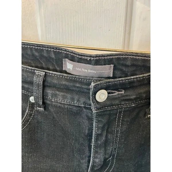 Levi’s black skinny mid rise pants size 6M stylish black jeans - Image 2