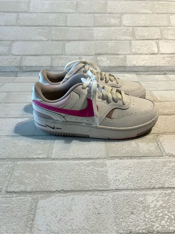 Nike Gamma Force Women's White & Pink Low-Top Sneakers - Image 3