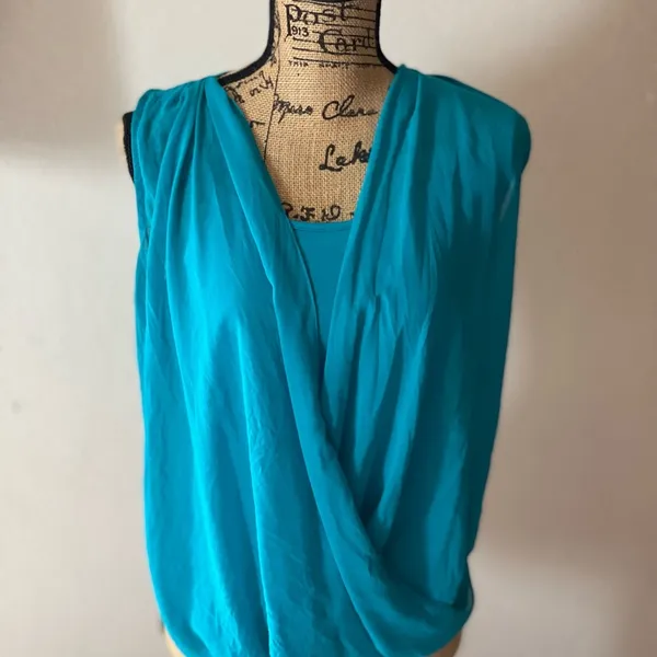 Flowing front with a simple back tank top ~ good condition Blue - Image 3
