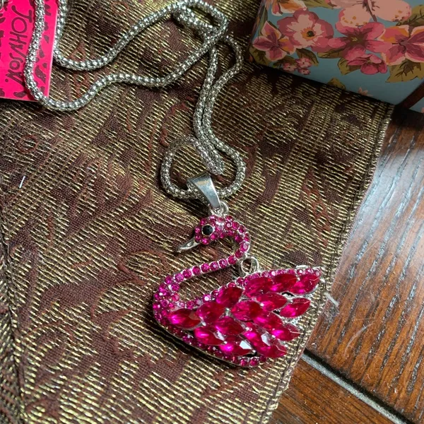 Beautiful GOLD PLATED Swan with pink/violet crystals pendant and chain - Image 4