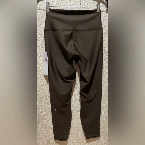 Alo Yoga NWT High-Waisted Airlift Leggings in Expresso Brown Size M - Image 4
