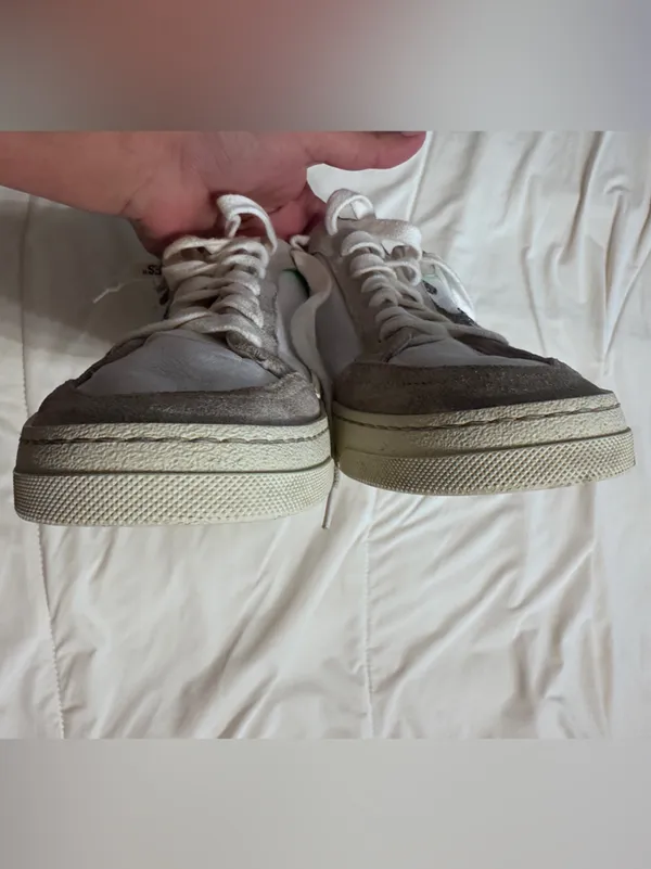 Off-White White & Gray Low-Top Sneakers w/ Silver Glitter Arrow Accent - Size 40 - Image 2