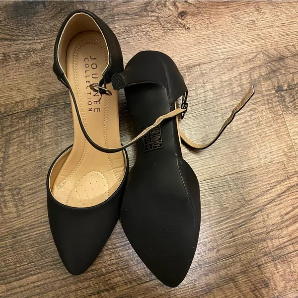 Journee Collection Bettie Faux Leather Padded Insole Mary Janes - Image 4