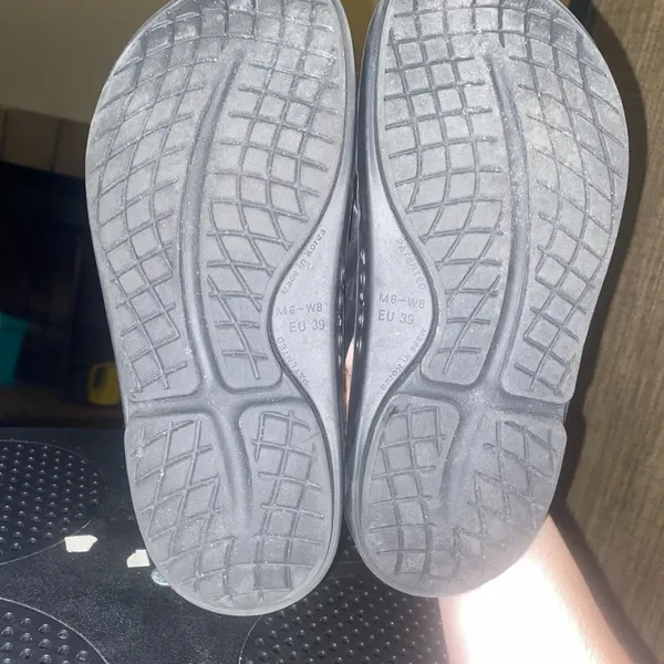 Oofos black sandals size 8 - Image 4