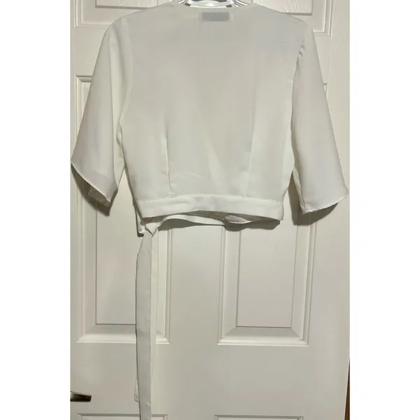 Do + Be Women's White Crop V-Neck Three Button Tie Up Blouse Size‎ M - Image 2