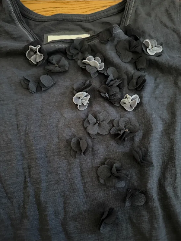 S - Abercrombie & Fitch - Charcoal Puff Sleeve Floral Appliqué Tee - Image 3
