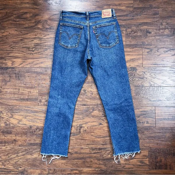 Levi’s • Wedgie Straight jeans distressed medium wash frayed hem ripped knee - Image 10