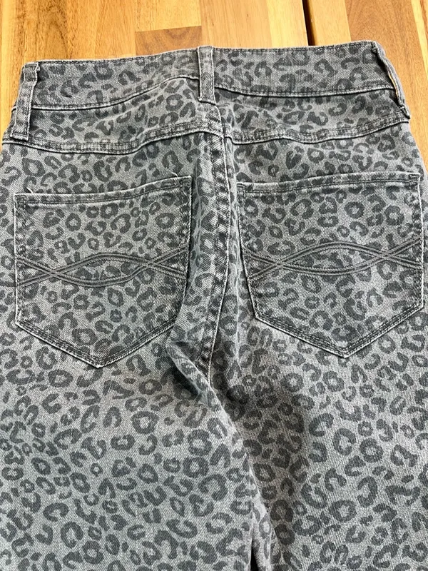 Abercrombie & Fitch Leopard Print Jeans Size 00 W24 Gray Animal Print Denim - Image 6