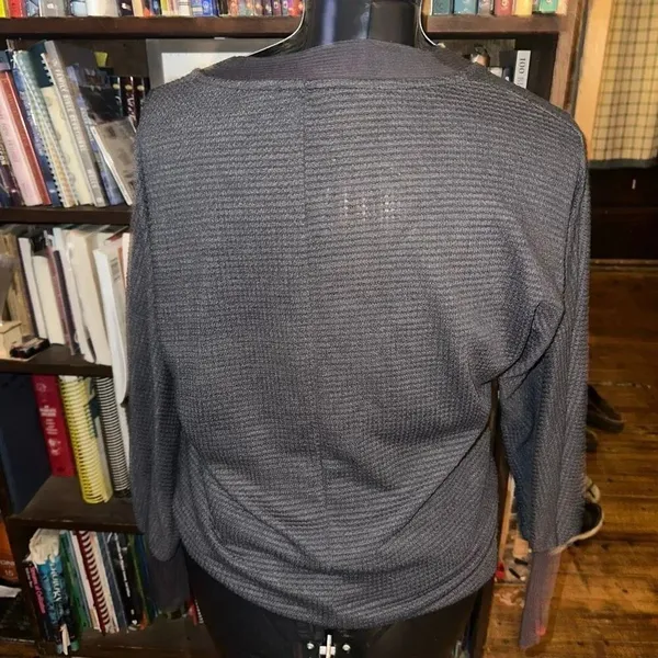 Evereve charcoal gray waffle knit crossover S high low top - Image 2