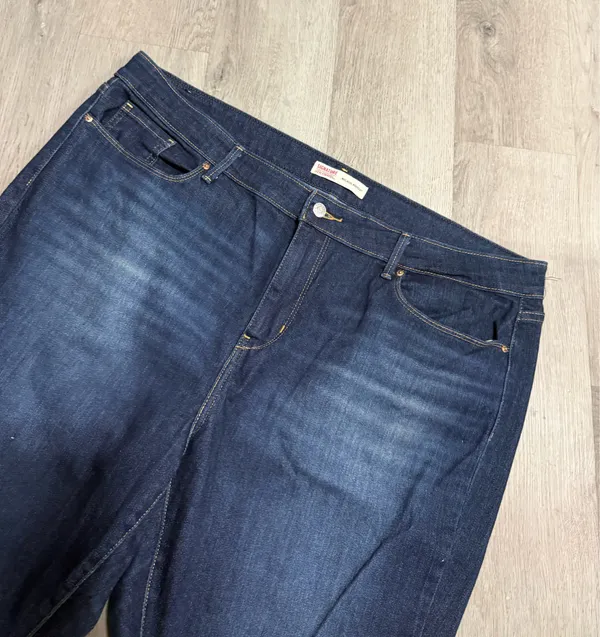 Signature Levi Strauss mid rise bootcut jeans - Image 5