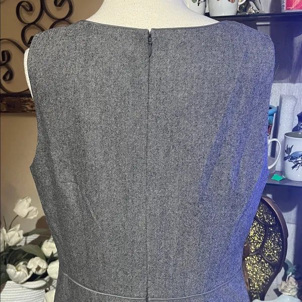Banana Republic gray sheath dress with square neckline size 14 Wool dress - Image 5