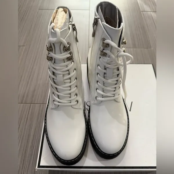NWT Women’s White Lace Up Combat Boots Black Lug Sole Ankle Boots Size 9 - Image 2