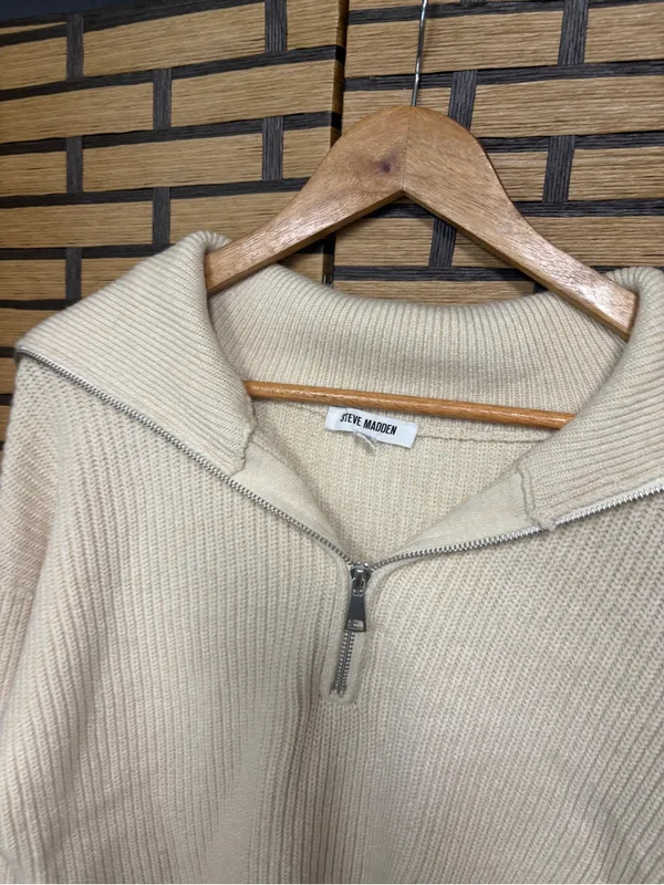 Steve Madden beige pullover size medium - Image 3