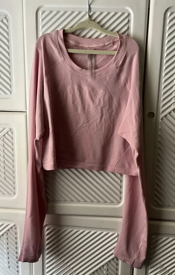 Aritzia Cropped Long Sleeve Shirt - Image 4