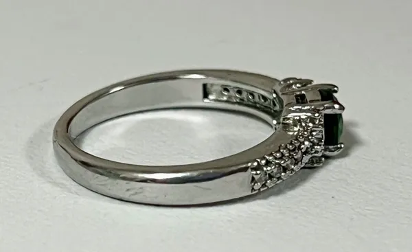 Silver Emerald Birthstone Crystal Diamond Diamonds Band Ring Jewelry Size 8 💚 - Image 4
