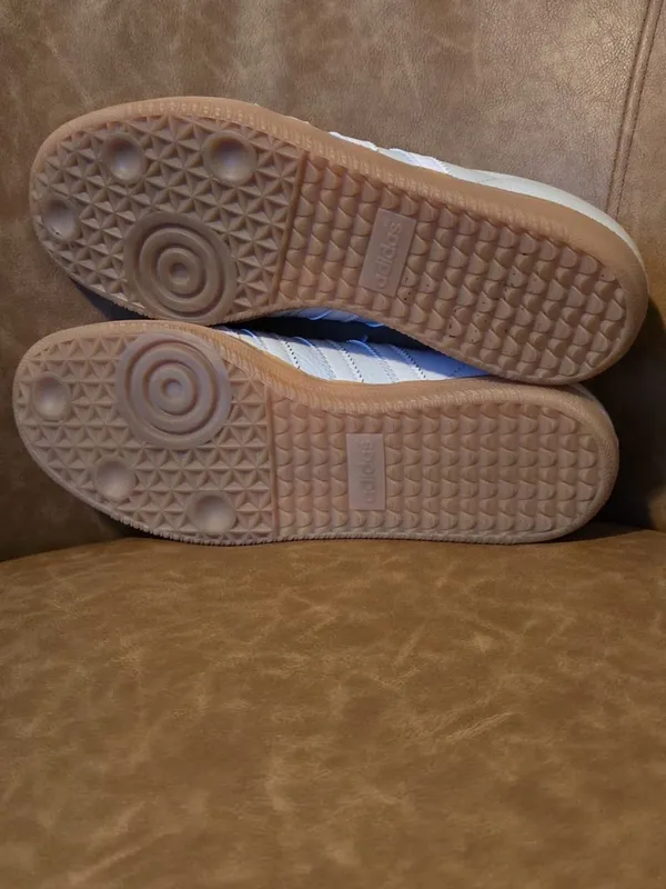 adidas women Light Gray Sneakers with Gum Sole - Image 10