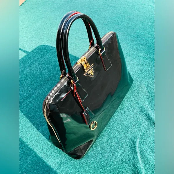 The MOST ELEGANT PRADA bag on PLANET 🌹🌹 - Image 4
