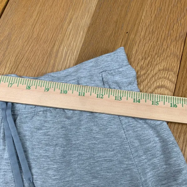 Lululemon Heathered Grey On The Fly Short 2.5 Drawstring Athletic Pockets Size 6 - Image 3