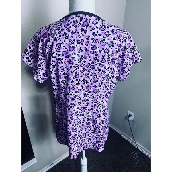 Betsey Johnson Pink Leopard Heart Print Scrub Top V-Neck Medical scrubs sz M - Image 4
