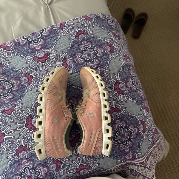 On cloud, pink and cream - Image 2